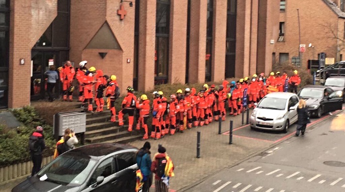 Bomberos de la Generalitat, listos para manifestarse, de uniforme, en Bruselas.