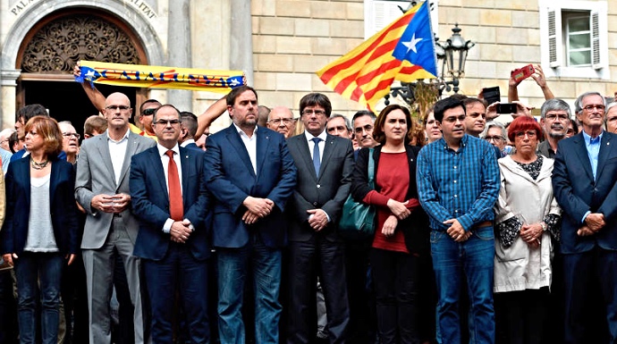 Una de las manifestaciones, con Puigdemont a la cabeza, en defensa del referéndum tras el 1-O.