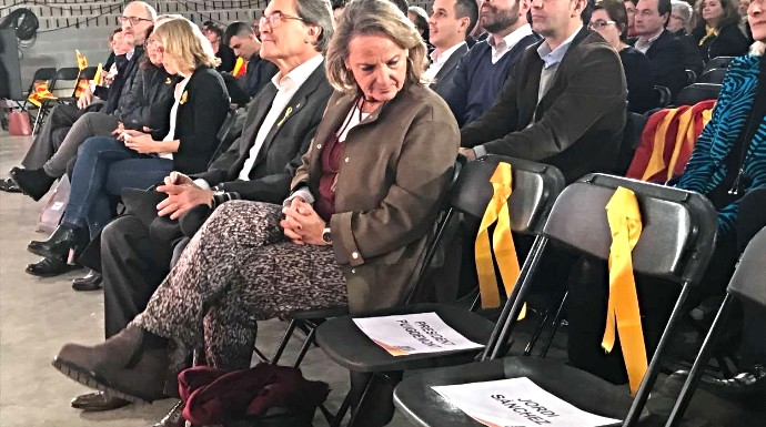 Artur Mas y su mujer, esta semana junto a las sillas vacías de Puigdemont y uno de los Jordis