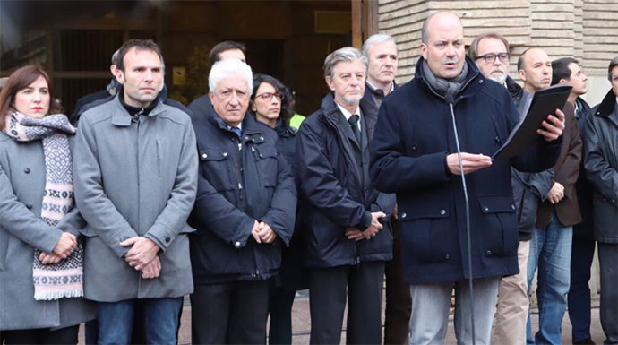 A las puertas del Ayuntamiento de Zaragoza se leyó un texto de condena de todos los grupos.