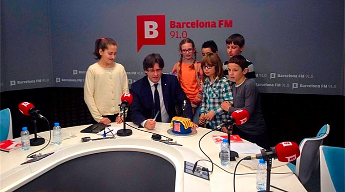 Carles Puigdemon, con escolares, en una radio catalana.
