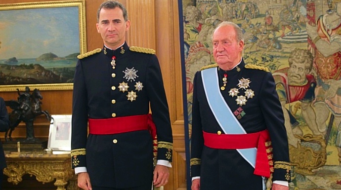 Don Felipe y Don Juan Carlos, durante un acto oficial.