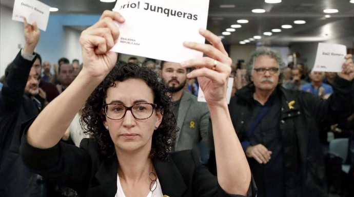 Marta Rovira sosteniendo un cartel con el nombre de Oriol Junqueras.