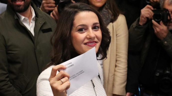 Inés Arrimadas, momentos antes de votar en Barcelona.