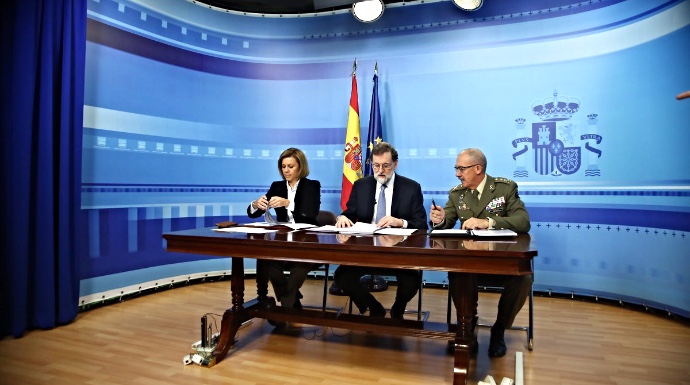 Cospedal y Rajoy, durante su discurso a las tropas españolas en el exterior.