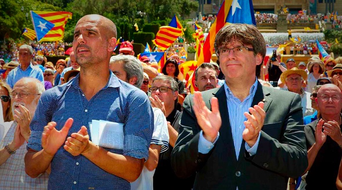 Pep Guardiola y Carles Puigdemont, en un acto pro referéndum.