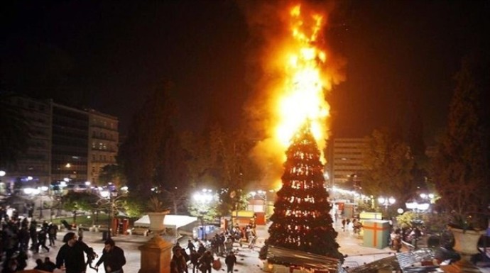 Esta imagen de un árbol ardiendo fue la utilizada por IU de Madrid para felicitar la Nochebuena