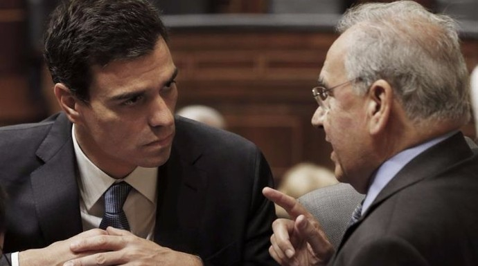 Alfonso Guerra conversa con Pedro Sánchez durante su etapa en el Congreso.