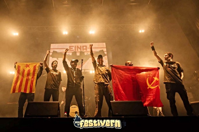 El grupo catalán "Eina" exhibe una estelada y una bandera comunista al finalizar su concierto en el Festivern