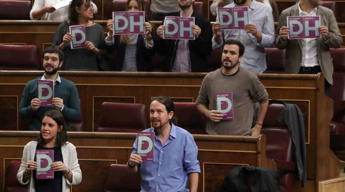 La bancada de Podemos en uno de sus "circos" en el hemiciclo.