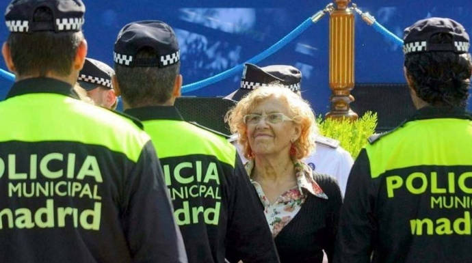 Manuela Carmena, rodeada de agentes de la Policía Municipal.