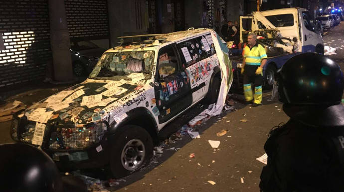 Un coche de la Guardia Civil destrozado el mismo día en que el Cuerpo sufrió un largo acoso de 24 horas encabezado por entidades enlazadas con el Govern