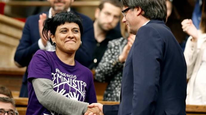 Anna Gabriel, junto a Carles Puigdemont en la pasada legislatura.