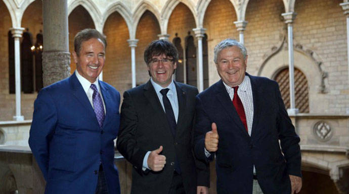 Puigdemont junto a dos congresistas norteamericanos.