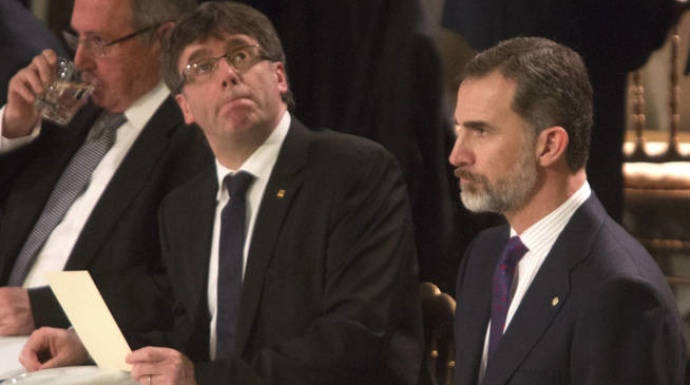 El Rey, con gesto serio, en uno de sus últimos actos con Puigdemont.