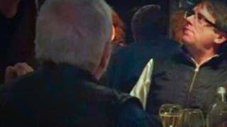 Cazamos a Puigdemont y su foto de la vergüenza: champagne y langosta, así espera la investidura