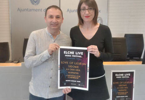 La edil Patricia Macià con el cartel que anuncia la actuación de Love Of Lesbian.
