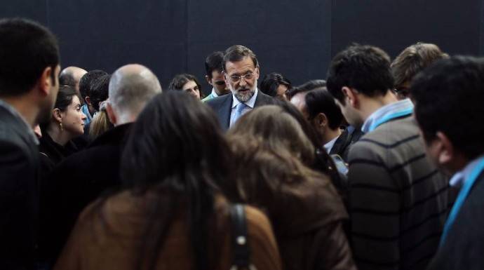 Rajoy rodeado de periodistas este martes en La Moncloa.