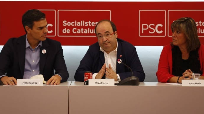 Pedro Sánchez y un cariacontecido Iceta, en una reunión de la ejecutiva del PSC.