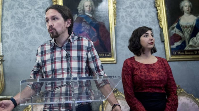 Pablo Iglesias y Laura Pérez: miradas enfrentadas sobre Podemos.