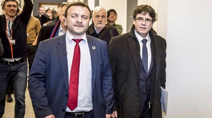 Puigdemont junto a su anfitrión, el diputado independentista feroés Magni Arge. Fotografía del diario Berlingske.