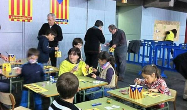 Varios profesores en un colegio catalán repleto de símbolos independentistas.
