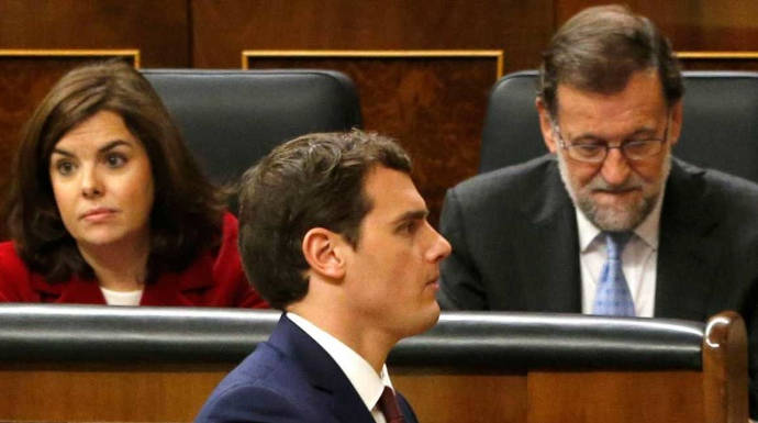 Rivera, en el Congreso, pasa por delante de Rajoy y Soraya.