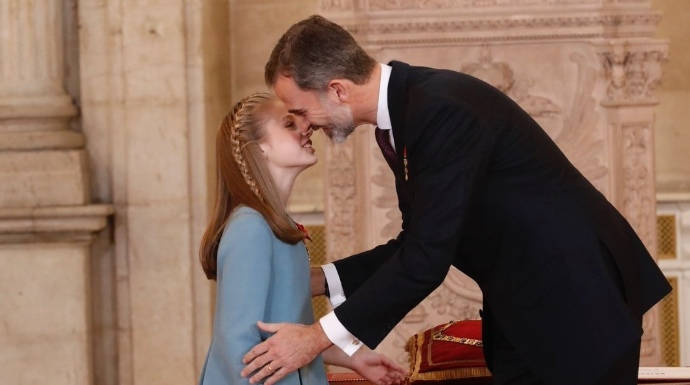El Rey Felipe, tras entregar el Toisón de Oro a la Princesa Sofía.