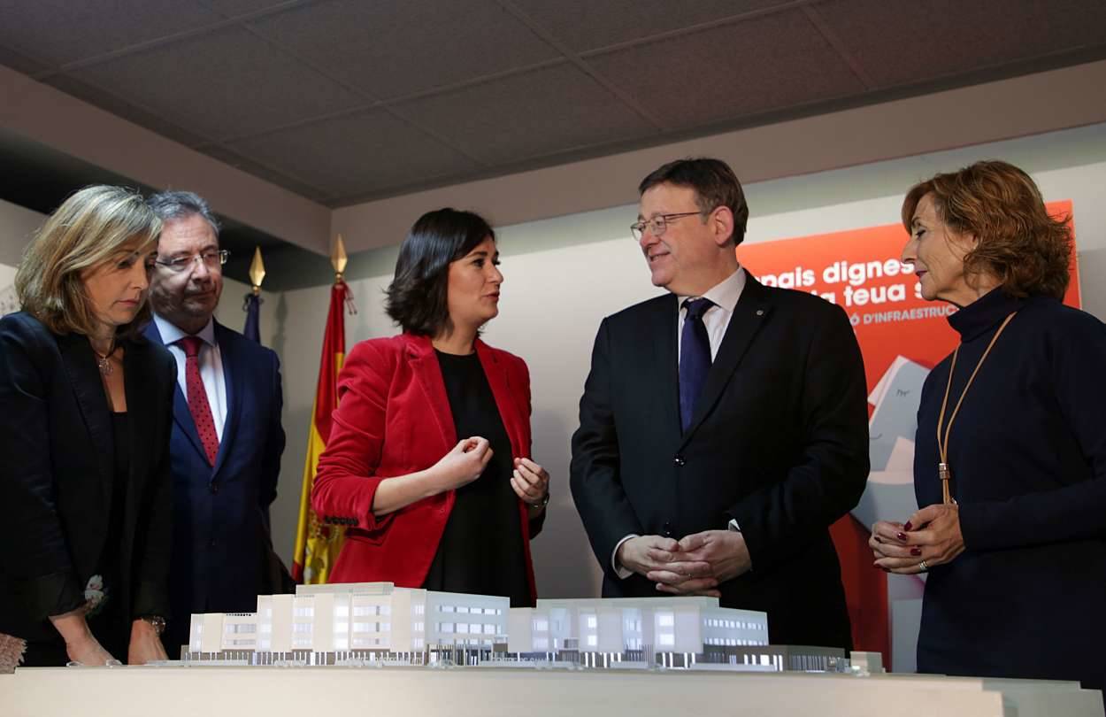 La consellera Carmen Montón, junto al presidente de la Generalitat, en la presentación del proyecto del nuevo espacio sanitario de Campanar