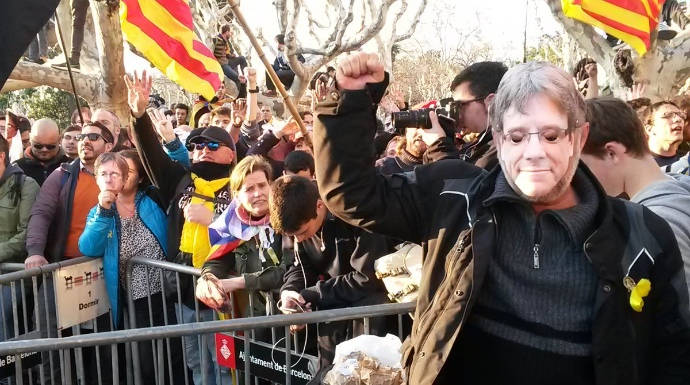 Simpatizantes del independentismo, este martes frente al Parlament. Con máscaras de Puigdemont.