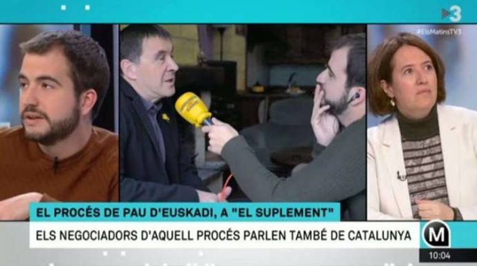 Ricard Ustrell hablando en TV3 de su reportaje a Otegi, que se emitirá el domingo en Catalunya Radio.