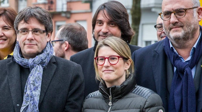 Puigdemont, junto a sus "hacedores" en Junts per Cat, Elsa Artadi y Edouard Pujol.