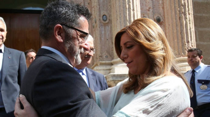 Susana Díaz abraza a Antonio Gutierrez, citado por el Supremo por malversación.