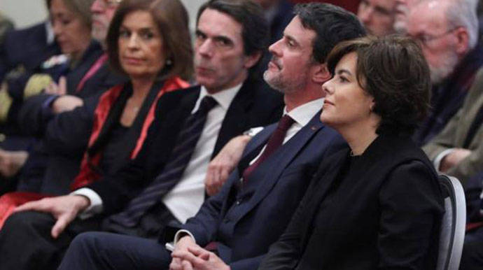 Manuel Valls entre Aznar y la vicepresidenta.