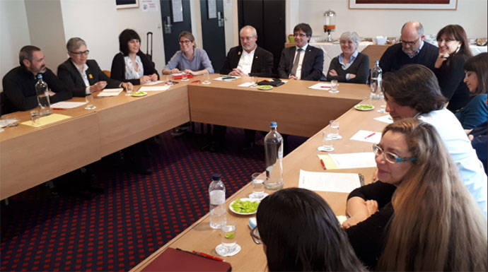 Puigdemont este lunes durante una reunión con los diputados de Junts per Catalunya.