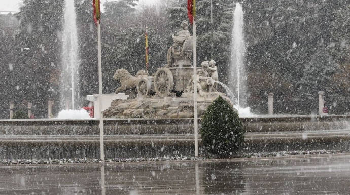 La estatua de la Cibeles, este lunes durante la nevada.