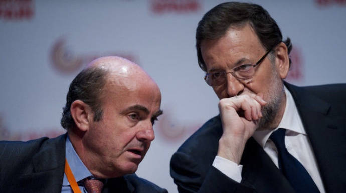 Rajoy, conversando con Luis de Guindos