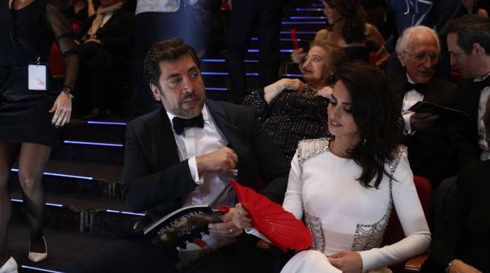 Bardem y Penélope Cruz, con el abanico feminista en la gala de los Goya