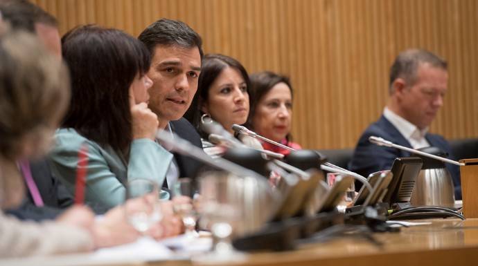 Pedro Sánchez durante una reunión con su grupo parlamentario.