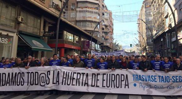 Imagen de la última manifestación celebrada en Murcia donde se pedía agua del trasvase y la suprensión del "tasazo".