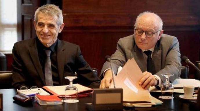 El letrado mayor del Parlament, Antoni Bayona. A su derecha, Xavier Muro, secretario general.