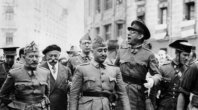 El general Franco caminando en compañía del general Mola por las calles de Burgos, unos días antes de su proclamación como Jefe del Estado el 1 de octubre de 1936