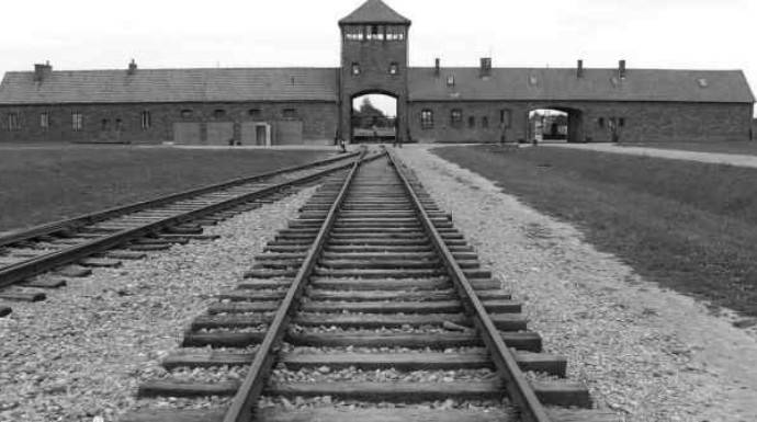Entrada a Auschwitz, el campo en el que según Estrasburgo muchos judíos ardieron un poco a lo loco