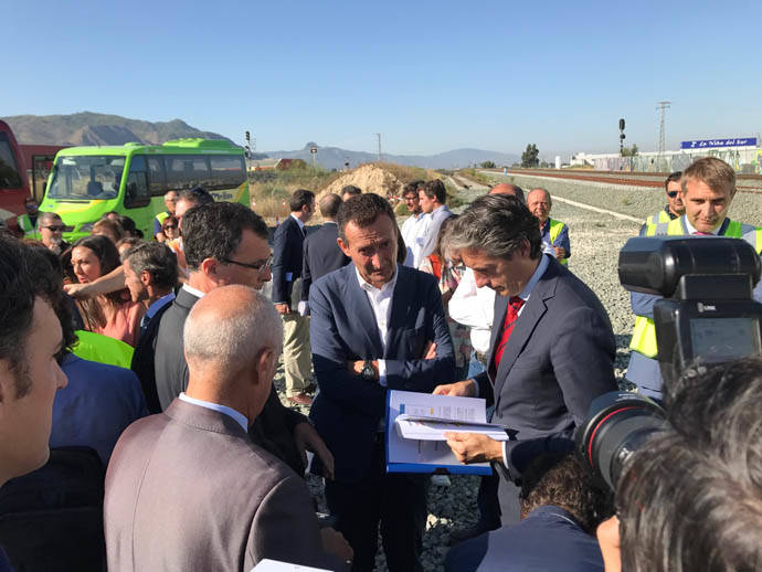 El alcalde Carlos González ya pidió agilidad en las obras del AVE en la visita del ministro de Fomento, Íñigo de la Serna, a la estación de Matola.