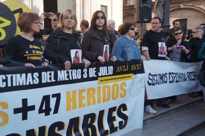 Concentración de víctimas por el accidente de metro Valencia en mayo de 2013