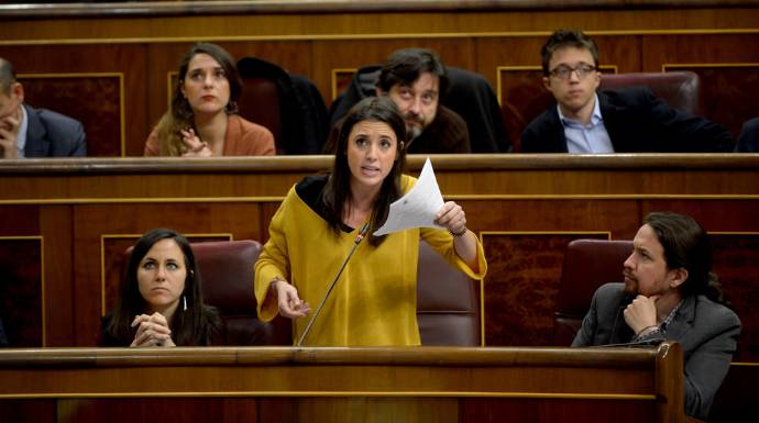 Pablo Iglesias observa a Irene Montero en una sesión de control al Gobierno.