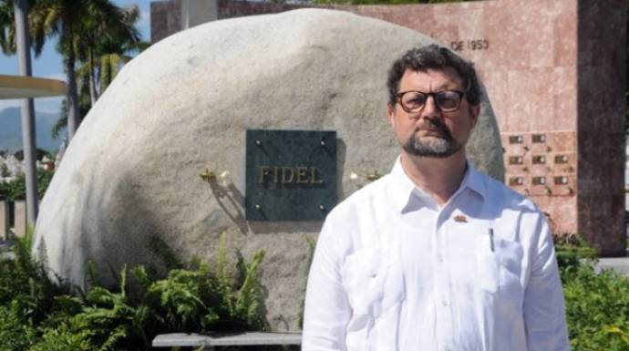 El nuevo embajador de España en Cuba, Juan José Buitrado, posando frente al mausoleo de Fidel Castro.