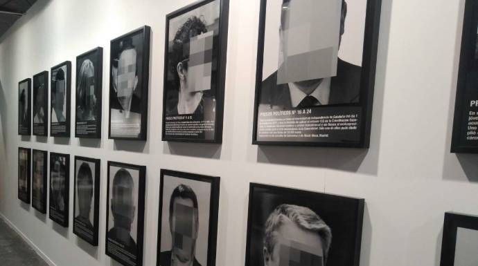 Las polémicas fotografías de "presos políticos" retiradas de la feria ARCO.