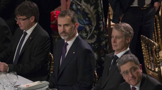 El Rey, junto a Puigdemont, en la cena de inauguración del Mobile World Congress del pasado año.