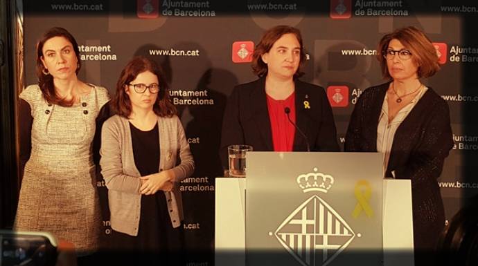 Colau, hace escasos días con las esposas de los políticos catalanes juzgados por delitos contra la Constitución